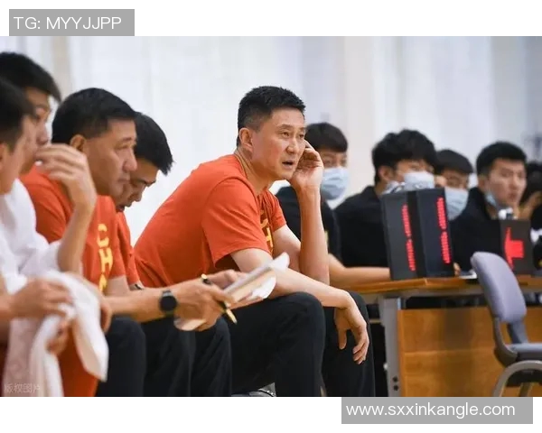 男篮队员因伤退出比赛，中国球迷心系他们的康复